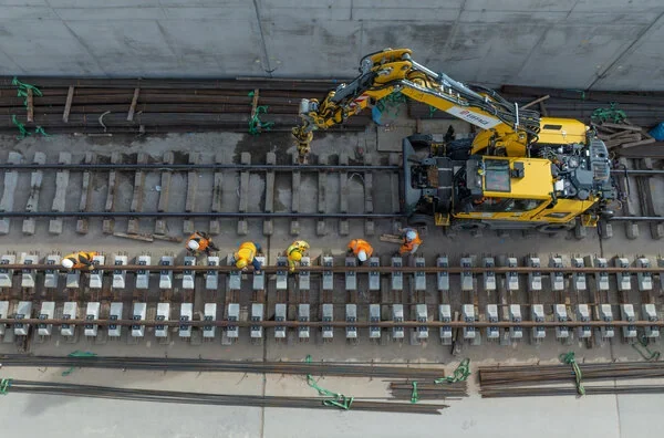 Prace zespołu przy obiekcie infrastrukturalnym